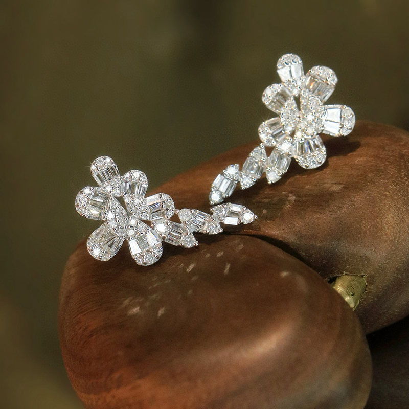Aazuo Fine Jewelry 18K Pure Wh - Diamond Stud Earrings recension och pris