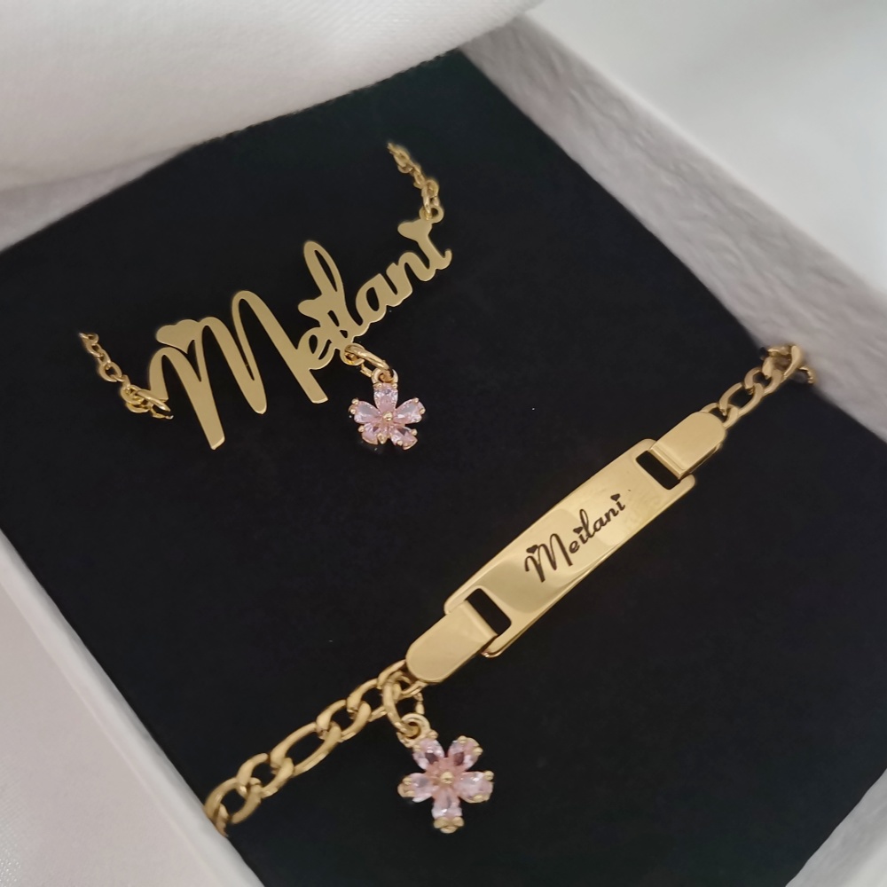 LeeChee Flower Zircon Small Pe - Engraved Name Necklace recension och pris