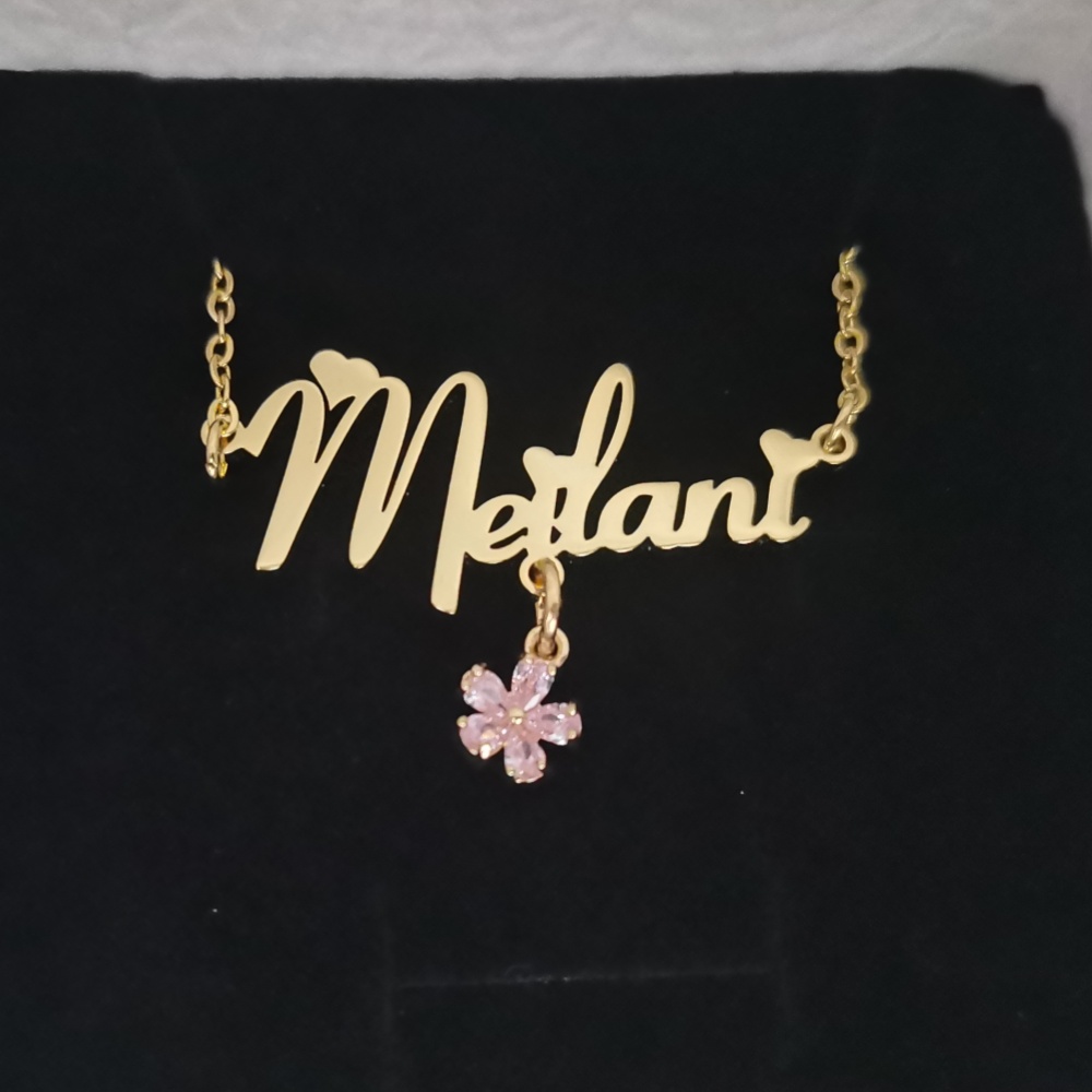 LeeChee Flower Zircon Small Pe - Engraved Name Necklace recension och pris