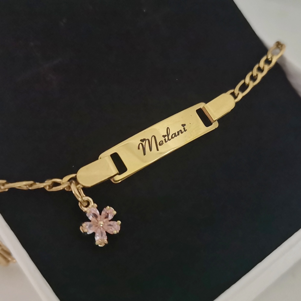 LeeChee Flower Zircon Small Pe - Engraved Name Necklace recension och pris